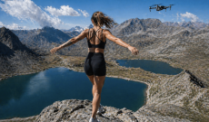 Balla su una rupe, mentre il drone la riprende: influencer a processo per quel video virale nel Parco del Gran Paradiso