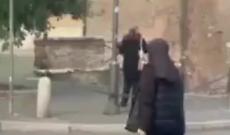 Suora dirige il traffico al Celio: l’incrocio si libera in pochi minuti. Il video fa impazzire il web