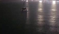 Auto precipita in mare al porto di Bari, autista salvo per miracolo (VIDEO)