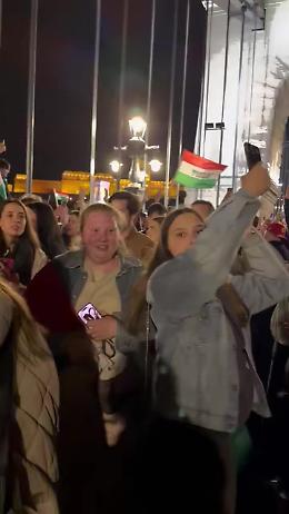 Budapest canta &ldquo;Bella ciao&rdquo;: la notte che spazza via Orb&aacute;n dopo 16 anni (VIDEO)