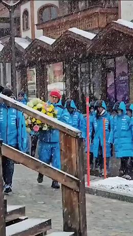 Crans-Montana si ferma, lo sci italiano piange le vittime di Capodanno (VIDEO)