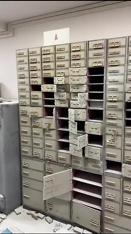 Napoli, rapina da film al Vomero: ostaggi in banca e fuga nelle fogne (VIDEO)