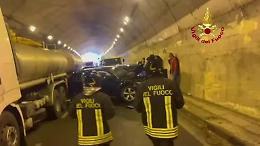 Inferno in galleria sulla A20: maxi tamponamento con 80 mezzi, autostrada paralizzata (VIDEO)