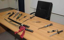 Manganelli,coltelli e pugnali, tre denunciati
