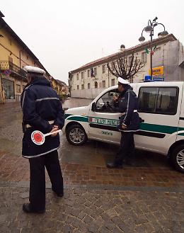 VENARIA. Immagini hot per oscurare vetri vigili urbani, è polemica