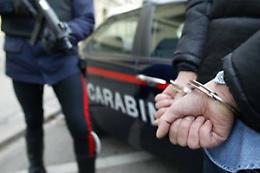 ALBA. Chiede cento euro per restituire cellulare rubato, arrestato
