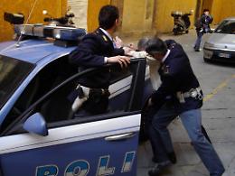 IVREA. Picchia la madre e insulta l'ex datore di lavoro, arrestato
