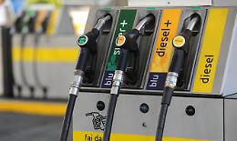 ALESSANDRIA. Ladri in azione con ruspa per sradicare self-service benzina