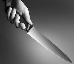CUNEO. Minaccia moglie e suocera con coltello, denunciato
