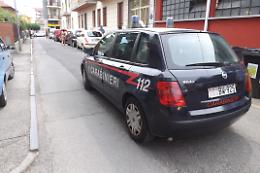 Le strappano la borsetta all’uscita dalla tabaccheria  