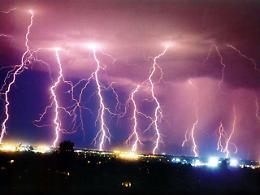 Un fulmine colpisce la casa e rompe la caldaia: sono senza acqua calda da 3 settimane