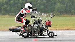 Starnutisce e tossisce al supermercato. Poi scappa con la spesa