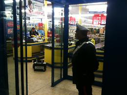 VERCELLI. Ruba al supermarket con la complicità figlia cassiera, denunciate