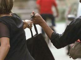 Strappano via la borsa a un'anziana dietro al supermercato. A San Mauro è caccia agli scippatori