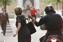 RACCONIGI. Scippa donna ma cade dalla moto, arrestato