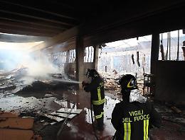 Incendi: in fiamme a Vercelli un mobilificio abbandonato