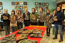Il Liceo Faccio consegna un pannello in ceramica all'Istituto Comprensivo di Pavone