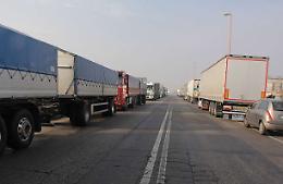 VOLPIANO. Cede l'asfalto, camion resta incastrato in buca della strada