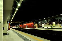 TORINO. Cade sotto un treno a Porta Susa, muore una 15enne