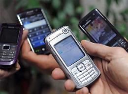 VERBANIA. Allaccia cellulari a palo dell'elettricità, denunciato nigeriano