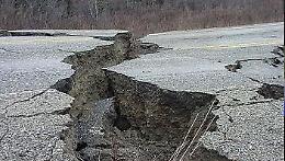 ARQUATA DEL TRONTO. Terremoto: rischio cedimenti container, colonne al lavoro