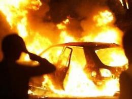 Brucia l'auto del rivale, non accettava la fine della relazione. Scatta il braccialetto elettronico