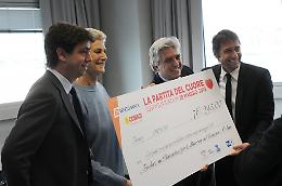 Fondazione ricerca sul cancro: consegnato assegno "partita del cuore"