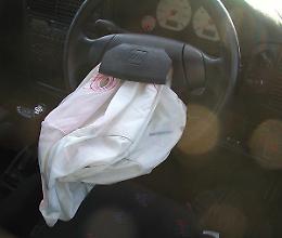 Bimba in braccio al padre ferita gravemente dall'airbag  
