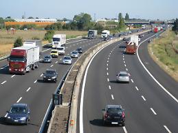 CUNEO. Ciclista pedala in autostrada, bloccato da Polstrada su A6