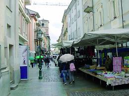 Vendeva i profumi al mercato ad un terzo del prezzo: denunciato dalla Finanza