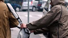 TORINO. Fa cadere anziana per rubarle la borsa, bloccato da passanti