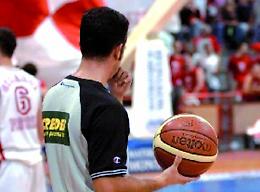 Insulti, minacce e spintoni all' arbitro di una partita giovanile