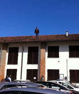 CASTIGLIONE TORINESE. Sale sul tetto del Comune e minaccia di buttarsi