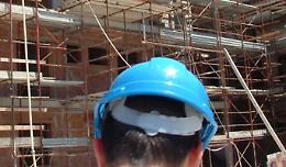 CUNEO. Incidenti lavoro: operaio cade in tromba scale e muore