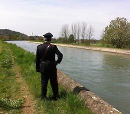 ULTIM'ORA. Si butta nel canale, salvato dai passanti che fanno jogging