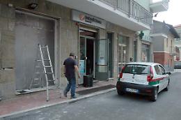 RONDISSONE. Spaccata all'Unicredit con il carro attrezzi