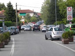 VENARIA. Parcheggi selvaggi e disagi, i residenti di via Stefanat non ne possono pi&ugrave;
