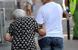 Il lavoro domestico cambia volto in Piemonte: meno datori, più fragilità sociali e un sommerso che sfiora numeri da allarme