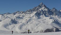 TORINO. Prima alpinista sul Monviso, 'Cordata fucsia' per 150 anni