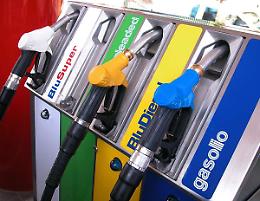 Scende il prezzo della benzina ma le accise continuano ad essere tra le più alte al MONDO