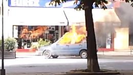 RIVAROLO. Paura per un'auto in fiamme in corso Torino