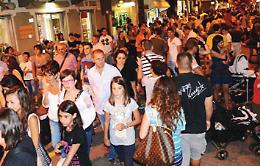 SETTIMO. Al via i “Giovedì di luglio”: negozi aperti di sera in via Italia. Sabato 7 luglio,  sarà la festa dei saldi
