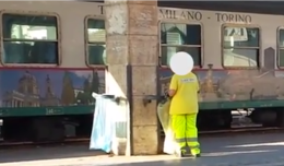 CHIVASSO. In stazione, rifiuti differenziati indifferentemente indifferenziati. Scandaloso