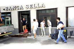 VILLAREGGIA. Fanno esplodere bancomat con il gas, caccia ai malviventi