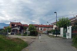 STRAMBINO. Via Santa Maria. Paletti intralciano passaggio. Beraldo: "Quella è casa mia"