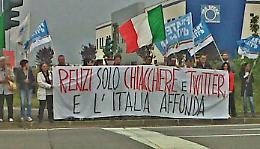 SETTIMO TORINESE. Stabilimento L'Oreal: c'è chi protesta contro Renzi