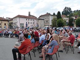 CASTELLAMONTE. Un esercito di 400 golosi e piatti tipici per  salutare la ceramica