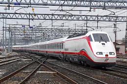 CAMBIANO. Muore investito da treno mentre lo fotografa,disagi su linea