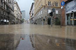 TORINO. Alluvione a Torino, recuperata barca-ristorante sul Po