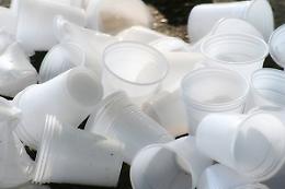 ROMA. Volontari di Greenpeace davanti ai supermercati, no plastica